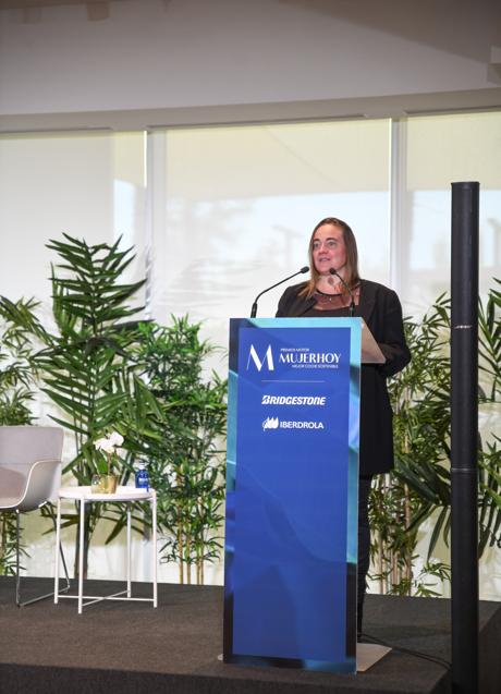 Imagen - Amaia Campos, Directora de Publicidad de Mujerhoy, entregó el premio a Patricia Such, Directora de Salud, Seguridad y Emergencias de SEAT y de las empresas mancomunadas del Grupo Volkswagen en España. Foto: Andrea Vega