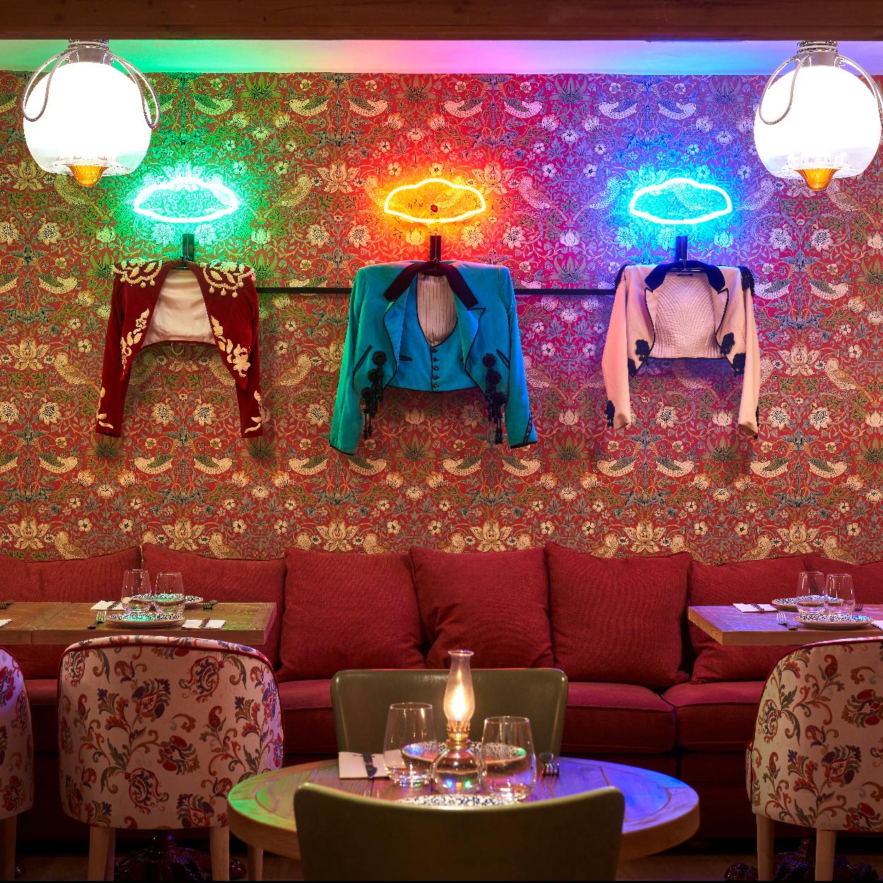 Imagen de uno de los salones de Makkila, que estan estrenando su hora del vermú.