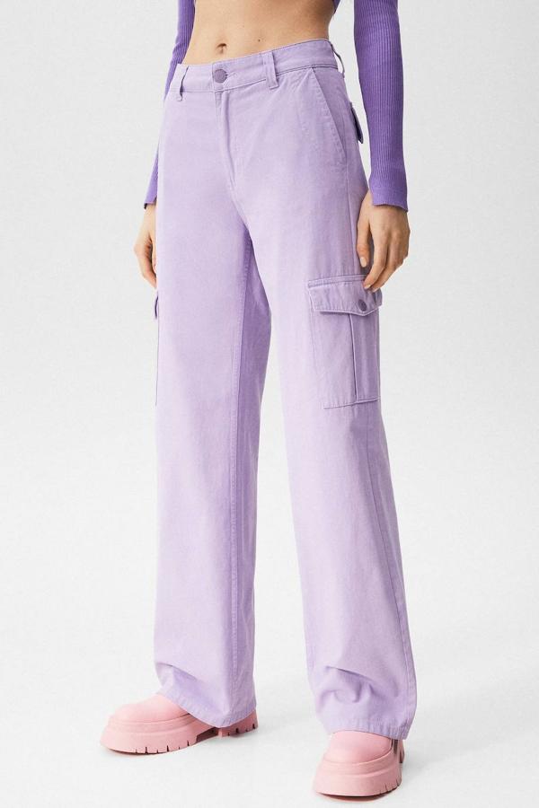 Pantalón cargo wide leg con tiro alto, seis bolsillos y pernera recta y ancha, de Pull&Bear. Está disponible en lila, negro, azulón, arena, rosa, naranja y caqui, por 25,99 euros.