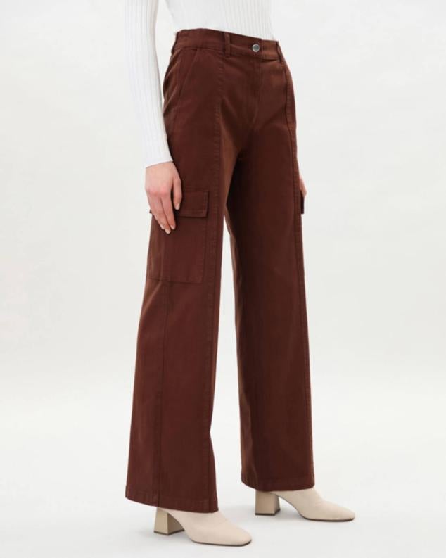 Pantalón cargo wide leg con pierna recta y ancha, tiro alto con cintura elástica, bolsillos laterales y de parche en la pernera, de Lefties. Los encontrarás en marrón o kaki, con un precio de 19,99 euros.