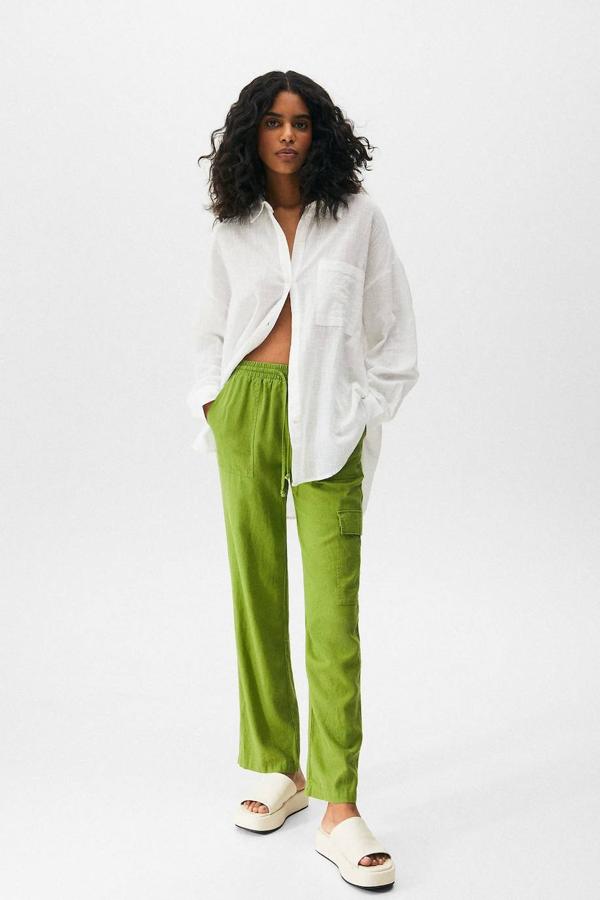 Pantalón cargo con diseño jogger en tejido de lino, tiro alto, cintura elástica con cordones a tono, pernera recta y tres bolsillos, de Pull&Bear. Lo encontrarás en verde, arena y blanco, con un coste de 29,99 euros.