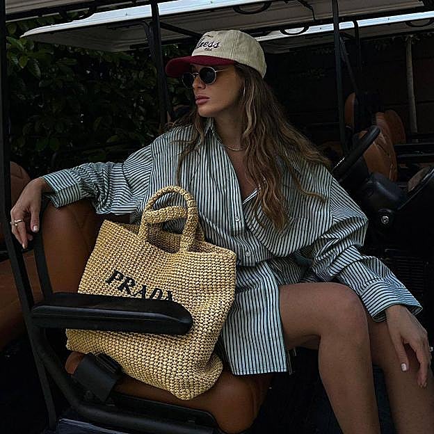 Este es el conjunto básico con camisa de rayas y shorts que necesitas este verano para ir cómoda y divina, según Instagram