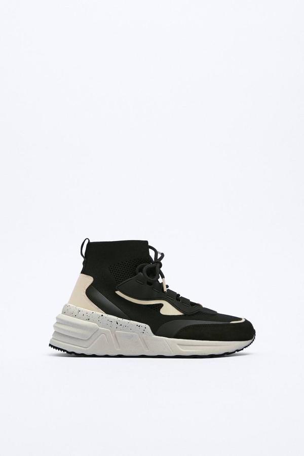 Zapatillas deportivas abotinadas con detalle de calcetín elástico, combinación de materiales y suela track, color negro, de Zara. Tienen un coste de 35,95 euros.