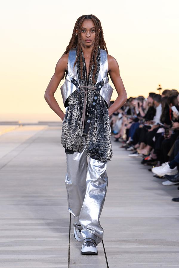 Louis Vuitton presenta su colección Crucero 2023 protagonizada por la estética nómada que inspiran la cálidez y la luz de Sol