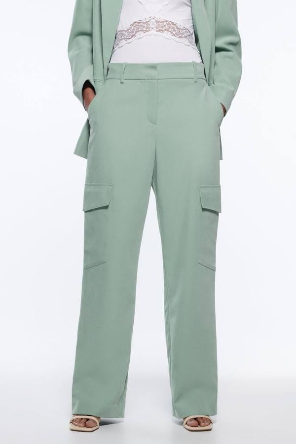 Pantalón de vestir cargo en tejido soft, con tiro alto, pernera recta y ancha, bolsillos delanteros y laterales de plastrón con solapa y trabilla para cinturón, color verde claro, de Zara. Los encontrarás a 29,95 euros.