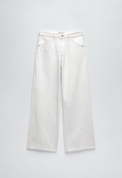 Imagen secundaria 2 - Los vaqueros blancos son el comodín perfecto para los días más calurosos del año. Este diseño de Zara tiene todo lo que necesitas para lucir tipazo. Jeans super wide leg de Zara (35,99 euros) 