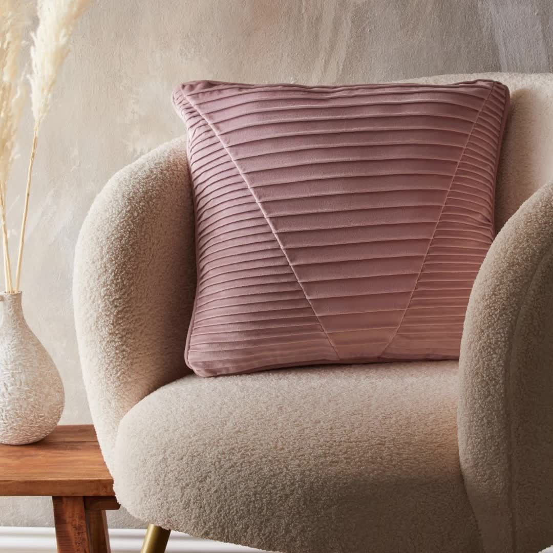 disponible también en verde, este cojín rosa empolvado en terciopelo cuesta 8 euros en Primark Home.