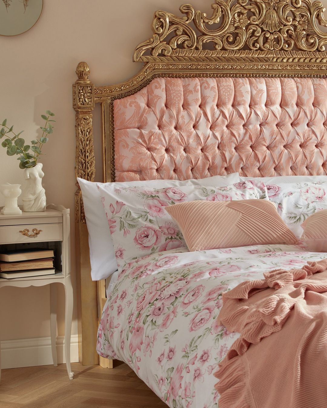 El rosa protagoniza la decoración de este dormitorio romántico. El juego de cama con flores estampadas cuesta 16 euros en Primark Home, igual que la manta de punto. Los cojines, cuestan 8 euros.