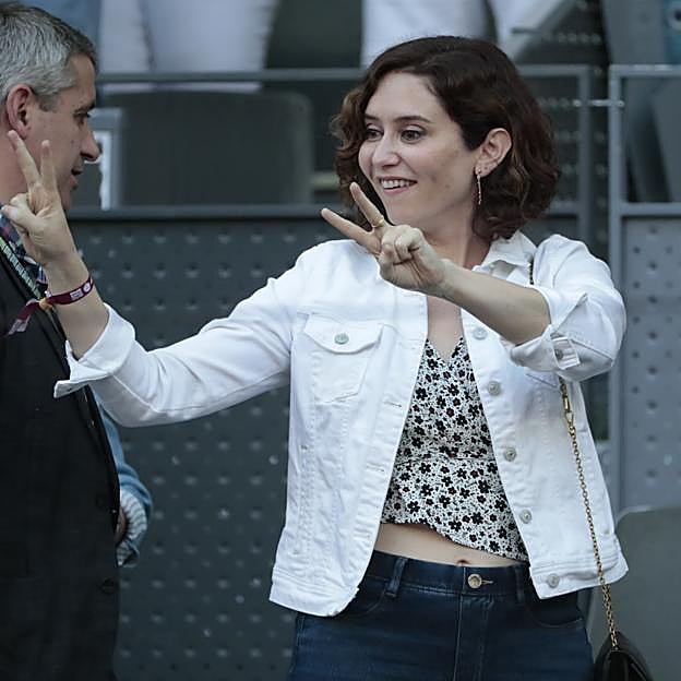 Isabel Díaz Ayuso en el Mutua Madrid Open con un top de flores.