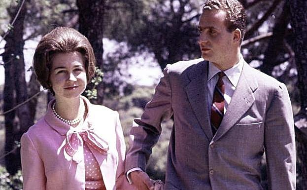 Doña Sofía y Don Juan Carlos, de la mano en plena naturaleza.