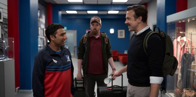 La producción más reconocida de la plataforma, y con razón, es esta comedia con la que las risas están aseguradas. Jason Sudeikis es el protagonista, y uno de los creadores, de esta simpática serie que es todo corazón para contar la historia de un entrenador de fútbol americano universitario que es contratado para entrenar en Londres a un modesto club de fútbol, pero del que conocemos por aquí. El contraste cultural y deportivo, las rutinas semanales de todos los implicados en el club, de la presidenta al utillero, y la particular personalidad de Lasso son una entrañable propuesta que te devuelve la fe en el ser humano. 