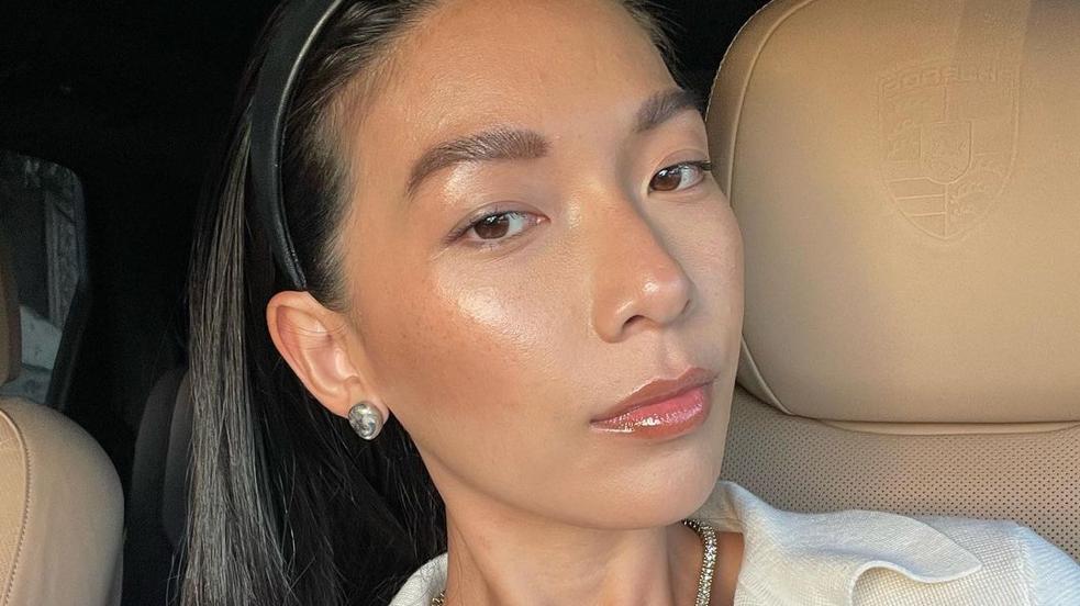 Los rodillos faciales y piedras gua sha mejoran el aspecto de la piel