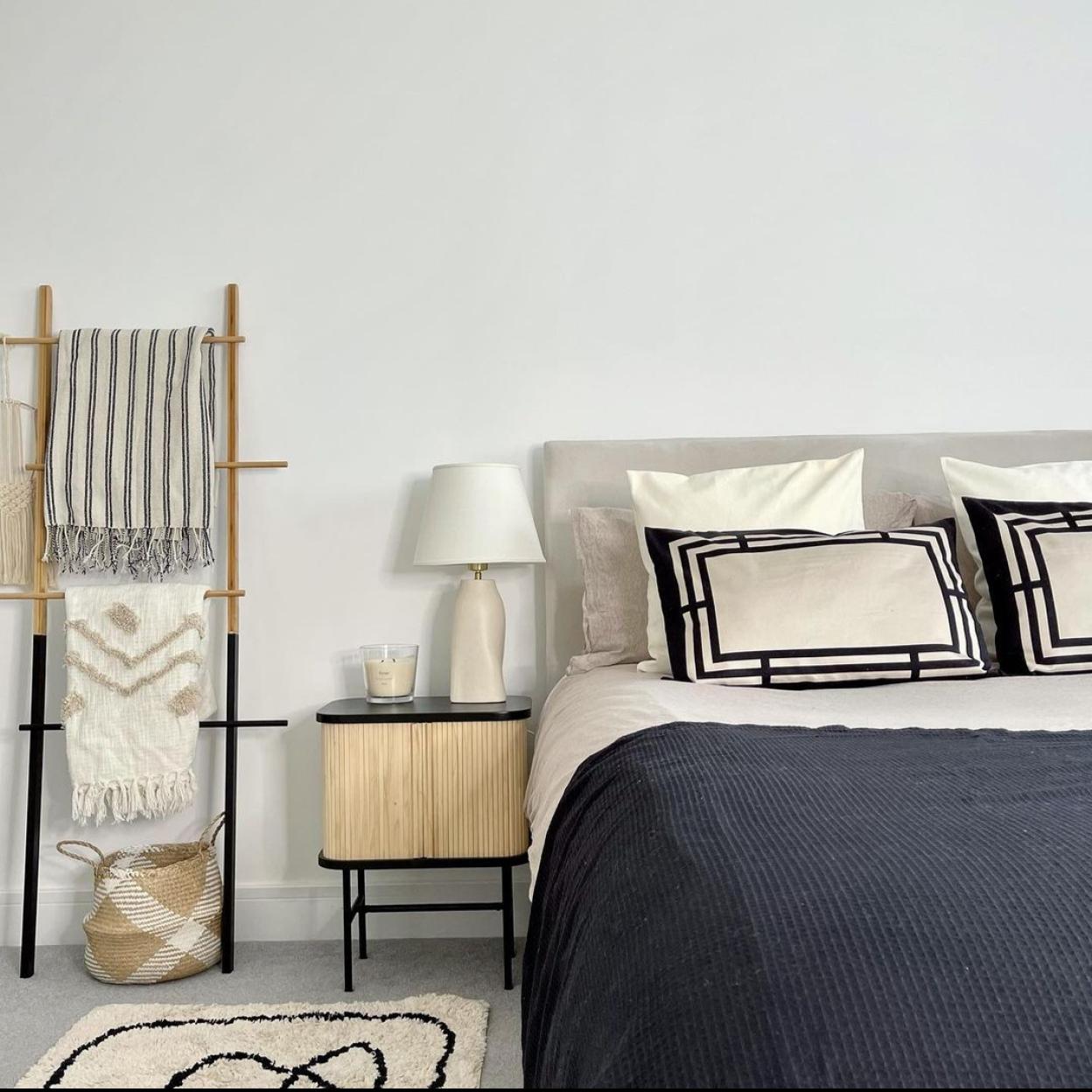 Pincha en la imagen para ver los jarrones, floreros y maceteros de H&M Home para decorar tu casa con plantas. 