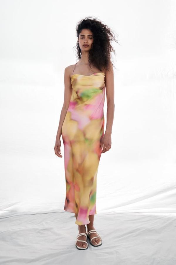 Vestido de escote fluido con tirantes finos cruzados en la espalda con lazo. Color multicolor. Precio: 35,95 euros.