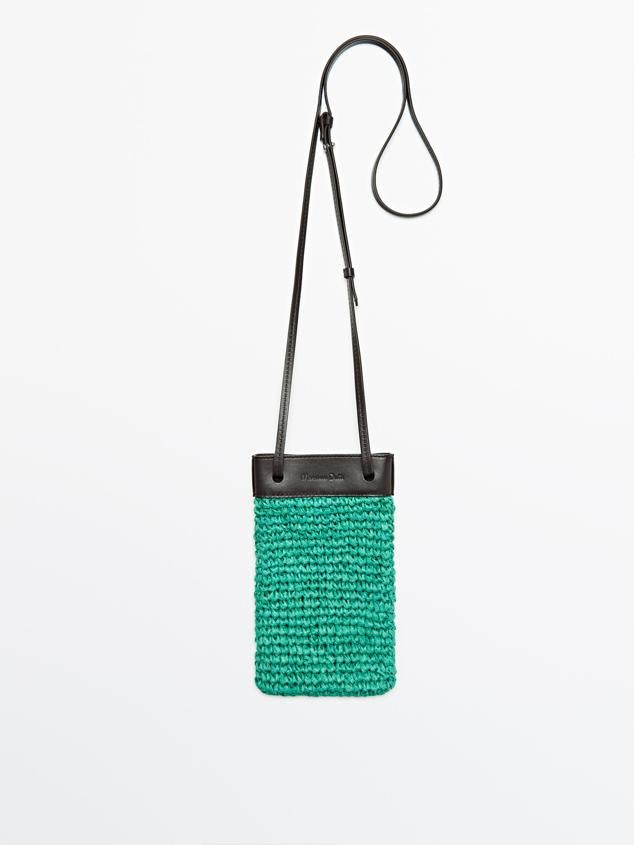 La funda para el móvil de rafia de Massimo Dutti, es la mejor opción para salir de casa con lo justo y necesario. Además, sus asas están confeccionadas en piel ovina, por un precio de 29,95 €.