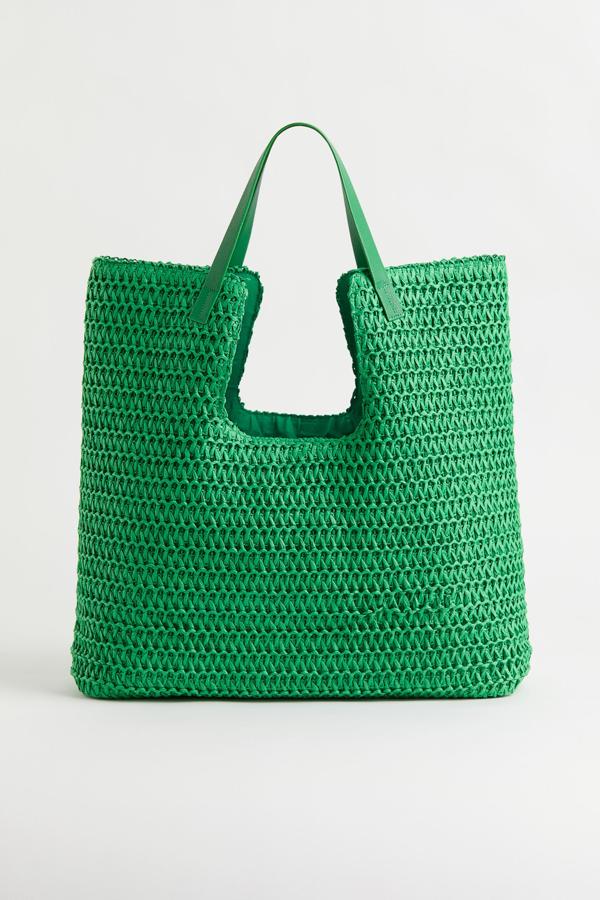 Este bolso de tipo shopper podrás utilizarlo para ir a la playa y guardar todo lo necesario para un día de sol y arena. Está realizado a través de de paja de papel con dos asas cortas en piel sintética, por un precio de 34,99 €. 