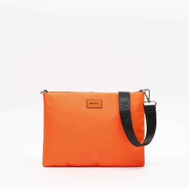 El bolso bandolera Kradi es idóneo para las más atrevidas. Pertenece a la firma de Misako y confeccionado en nylon muy resistente y líneas muy modernas y minimalistas. Ahora mismo solo podrás encontrarlo en los colores naranja y azul. Tiene un precio de 14,99 €. 