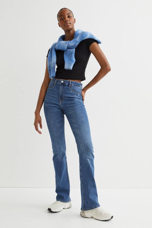 Jeans modelo bootcut elásticos con talle alto, pernera ligeramente acampanada, bolsillos delanteros decorativos y bolsillos traseros. Os encontrarás en 2 tonos por 19,99 euros.