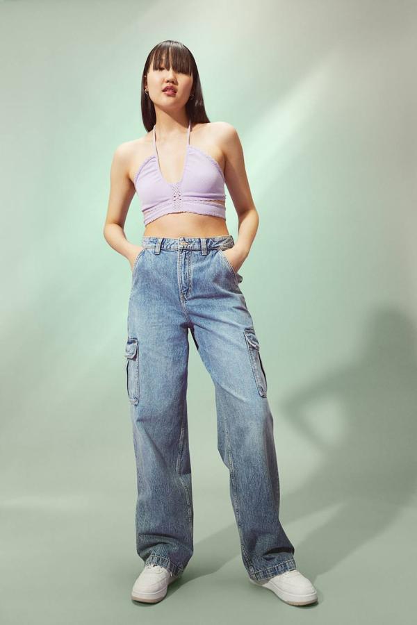 Jeans modelo cargo con pernera recta extra amplia y larga, talle alto y bolsillos con solapa en las piernas. Disponible en 5 tonos con un coste de 24,99 euros.