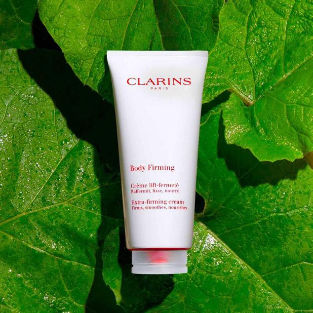 La Body Firming Cream de Clarins suaviza la piel y tonifica la silueta