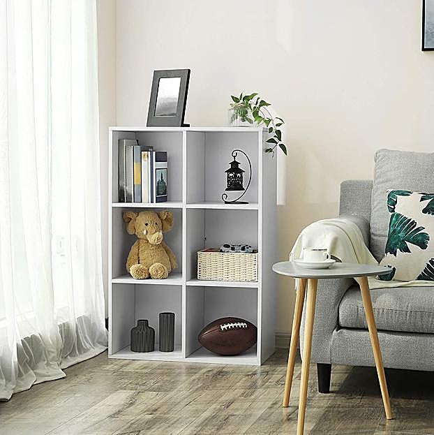 Imagen principal - La estanería VASAGLE de Amazon está disponible en tres colores desde 51 euros.