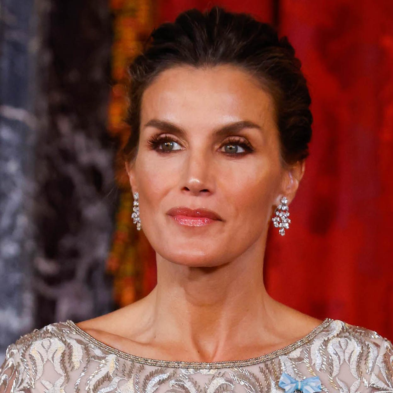 Pincha en la foto para ver todos los looks de la reina Letizia en los Premios Princesa de Asturias. 