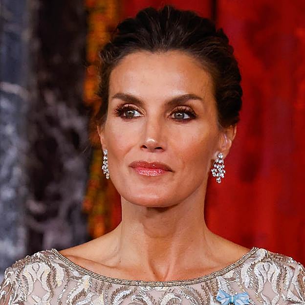 Letizia no perdona: la reina deslumbra sin tiara y con un espectacular vestido bordado en la cena de gala con el emir y la jequesa de Catar