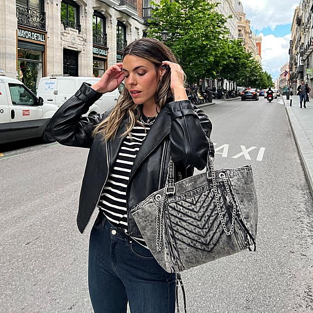 Esta camiseta de rayas que tienen todas las influencers es la más favorecedora y original (y además es sostenible)