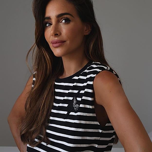 Imagen principal - Las influencers han llevado esta camiseta de diferentes maneras.