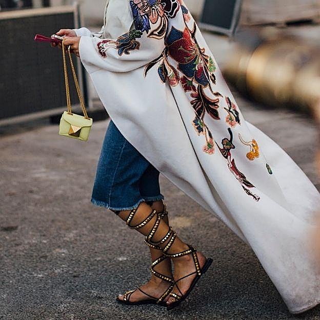 Las sandalias planas (y cómodas) con brillos de Zara para las que no quieren llevar tacones que quedan de lujo