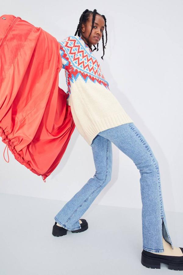 Jeans elásticos modelo split con talle alto, pernera recta ajustada con aberturas laterales en el bajo y cinco bolsillos. Está disponible en 2 tonos por 19,99 euros.