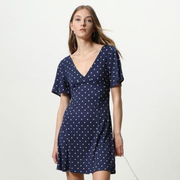 Imagen secundaria 1 - Los vestidos de Lefties de menos de 15 euros bonitos y muy ponibles que no te vas a quitar en todo el verano