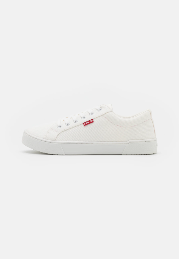 De nuevo, un diseño puramente blanco, pero con un visible logotipo. Levi 's propone un modelo perfecto para el verano y continuar llevándolas lo que queda de año. Sin duda alguna, una apuesta segura por el precio de 39,95 €.