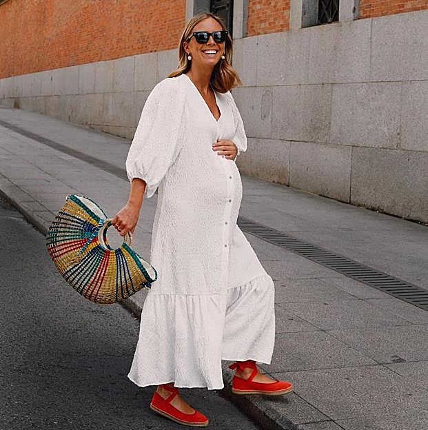 Lucía Bárcena ha combinado estas bailarinas de esparto por un vestido blanco.