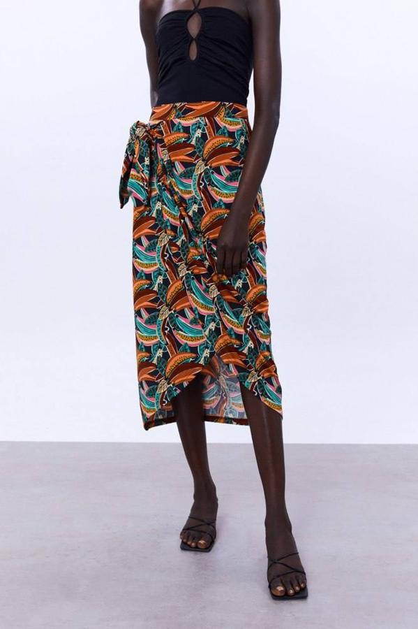 Falda midi tipo pareo con talle alto, diseño cruzado, detalle de nudo y estampado. Hay 3 opciones de prints disponibles, las tallas van de la S a la XL y su precio es de 15,99 euros.