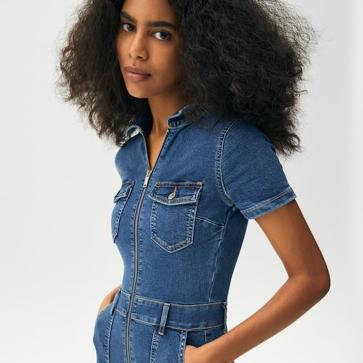 Imagen secundaria 1 - Victoria Federica y otras royals que se atreven con el mono vaquero, las prenda más versátil (y favorecedora) de la temporada