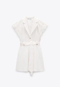Imagen secundaria 2 - Nunca se tienen suficientes vestidos blancos y aquí esta el diseño que lo confirma. Vestido blanco camisero con calados y cinturón de Zara (45,99 euros) 