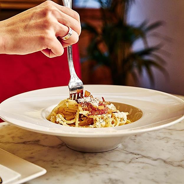 Imagen principal - Los spaguetti a la carbonara y el delicioso tiramisú que podemos disfrutar en el renovado Café Barbieri.