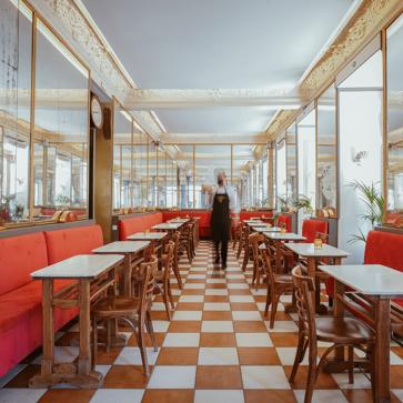 Imagen secundaria 1 - Los spaguetti a la carbonara y el delicioso tiramisú que podemos disfrutar en el renovado Café Barbieri.