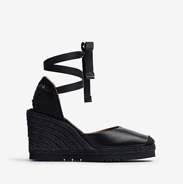 Imagen principal - Hemos encontrado las alpargatas con cuña más elegantes y aptas para looks arreglados o de oficina: son made in Spain, cómodas y aprobadas por estilistas