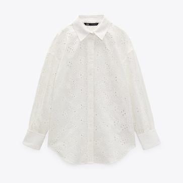 Imagen secundaria 1 - Victoria Federica versionó esta camisa de Zara con pantalones de lino morados.