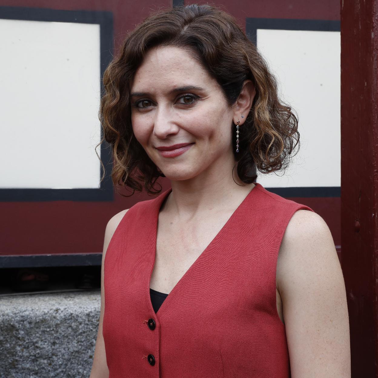 Isabel Díaz Ayuso llevó un chaleco de Zara durante la tarde de toros.