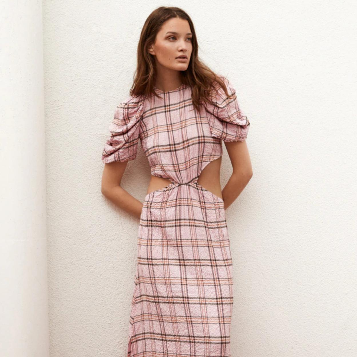 Pincha en la imagen para descubrir los vestidos cut out parecidos al polémico de la reina Letizia que favorecen y rejuvenecen a partes iguales. 