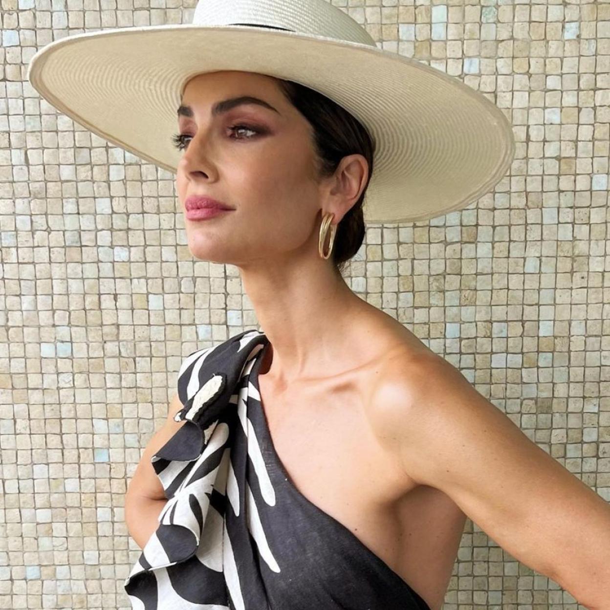 Eugenia Silva combinó su vestido con un sombrero.