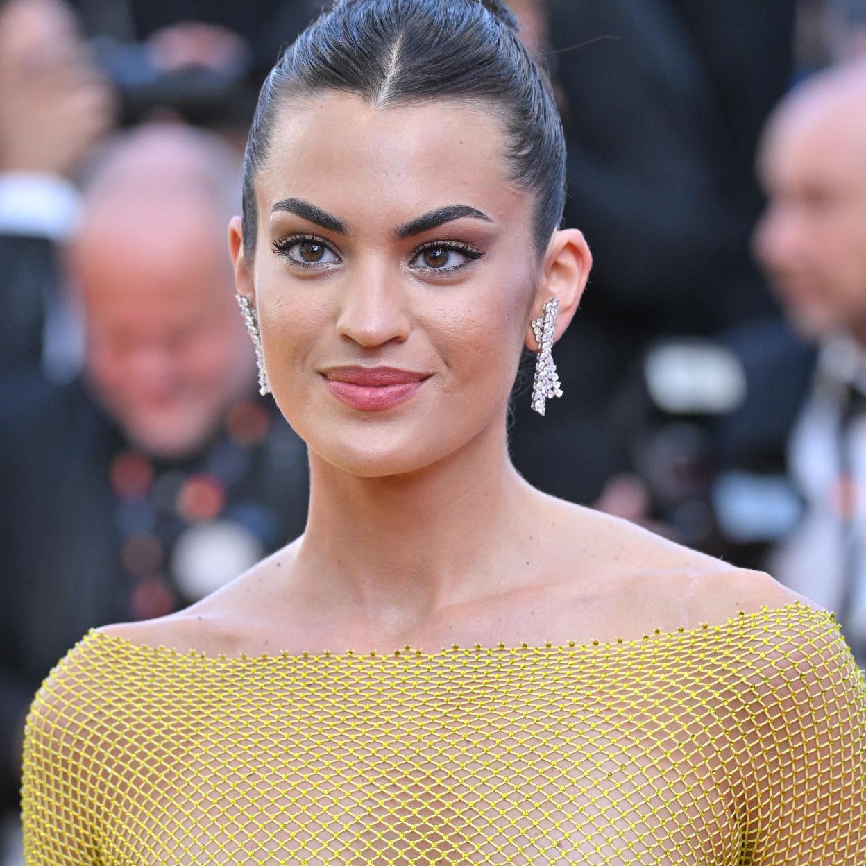Marta Lozano con un maquillaje natural en la alfombra roja de Cannes.