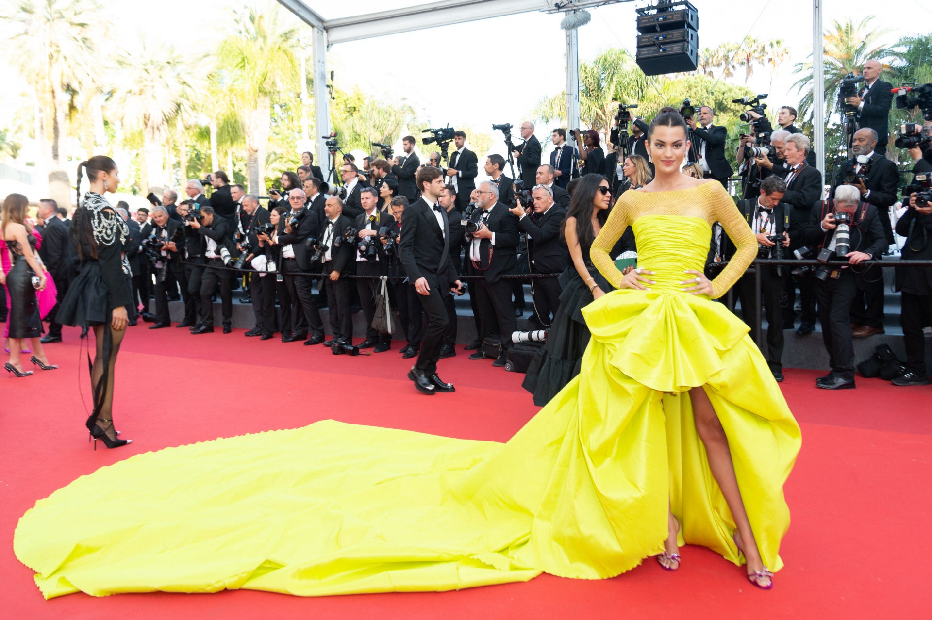 Marta Lozano puso el acento español en la alfombra roja de Cannes con un imponente vestido maximalista en verde lima de Vicky Martín Berrocal.