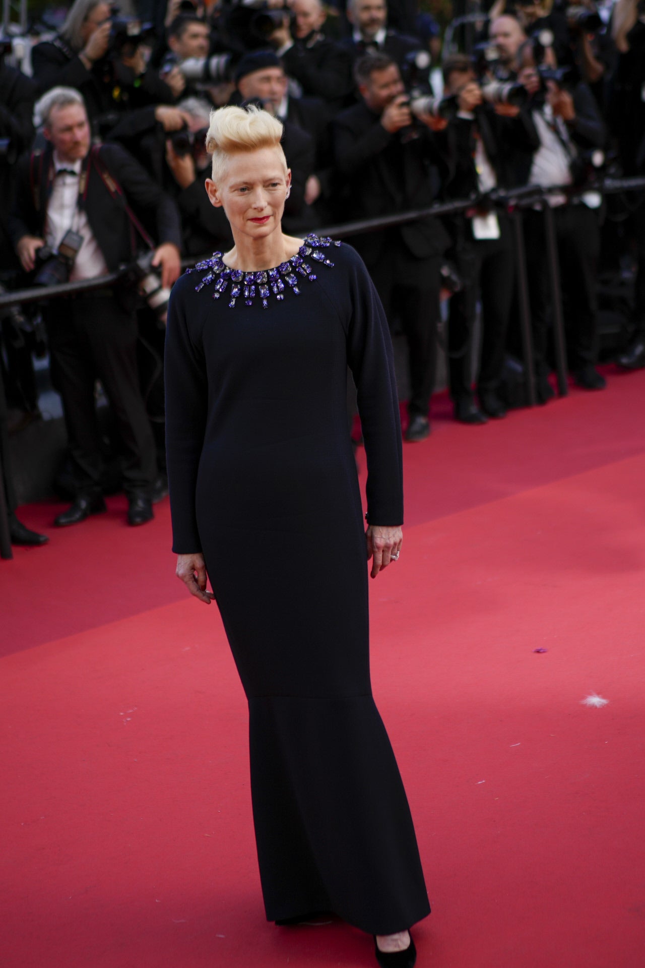 El peculiar estilo de Tilda Swinton volvió a dejarnos uno de los mejores looks de la 75 edición del Festival de Cannes.