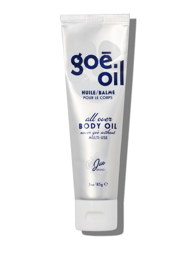 Goe Oil, también conocido como All Over Body Oil, es un producto multiusos que se puede utilizar como aftersun. Un bálsamo semi-sólido con ingredientes de origen 100% natural, que calma la piel mientras que la deja con una sensación refrescante, además de hidratada. (51,95 euros).