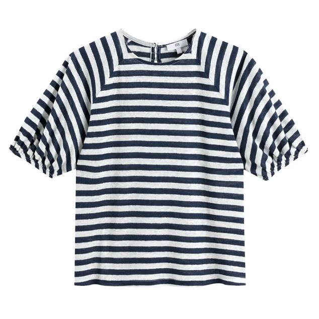 Con mangas globo y con estampado de rayas, dos tendencias en una que hacen que esta camisa sea la más favorecedora. Esta reinterpretación de la clásica camiseta marinera con el lino es toda una oda hacia el verano. Sin duda alguna, lo llevarás en tu maleta a las vacaciones y por el precio de 32,99 €.