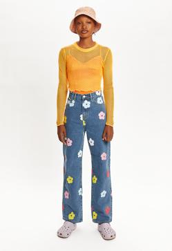 Imagen secundaria 2 - Los vaqueros bordados con flores son tendencia y estos de Zara han conquistado a Sara Carbonero